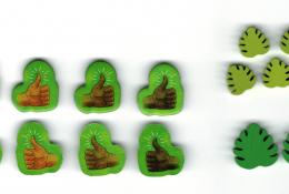 Ukázka žetonů palců v různých barvách a dřevěných lístků